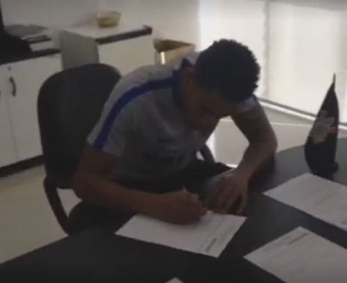 Corinthians oficializa contratação de Gustavo