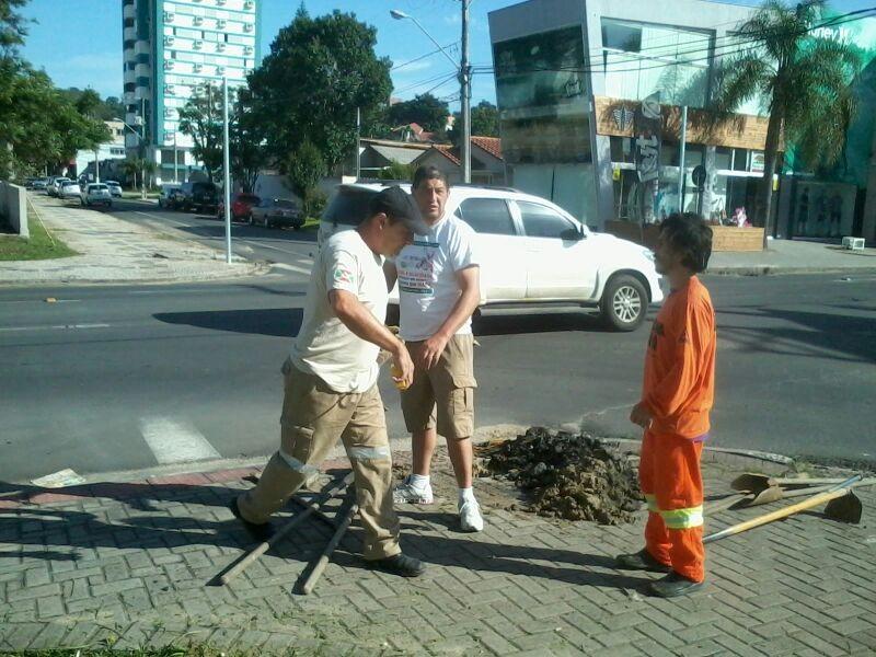 Semáforos começam a ser colocados na rua Araranguá 