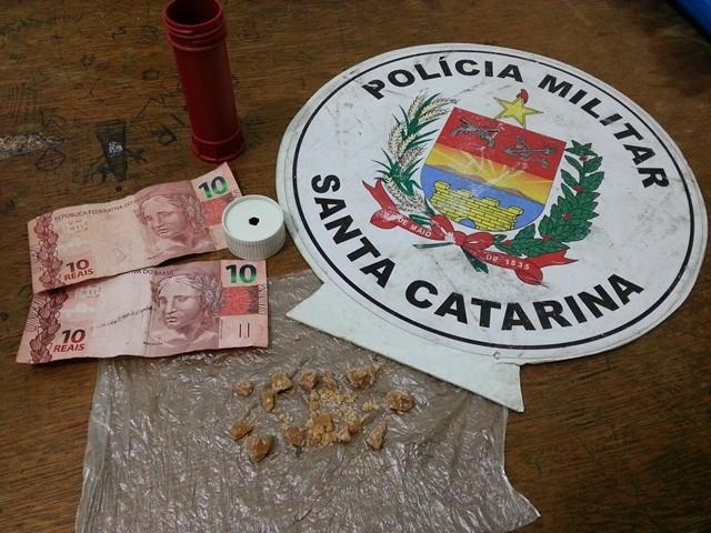 Adolescentes são apreendidos em Araranguá com 15 pedras de crack 
