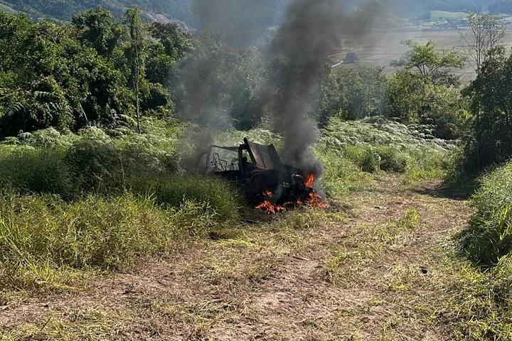 Veículo pega fogo em trilha de difícil acesso