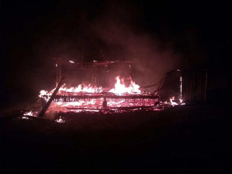 Residência é destruída por incêndio em Orleans 