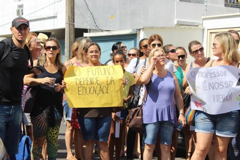 Professores se reúnem para esclarecer a greve aos pais e alunos