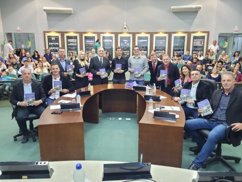 Público prestigia lançamento do livro 'Mulheres de Forquilhinha - Volume 2' no Legislativo
