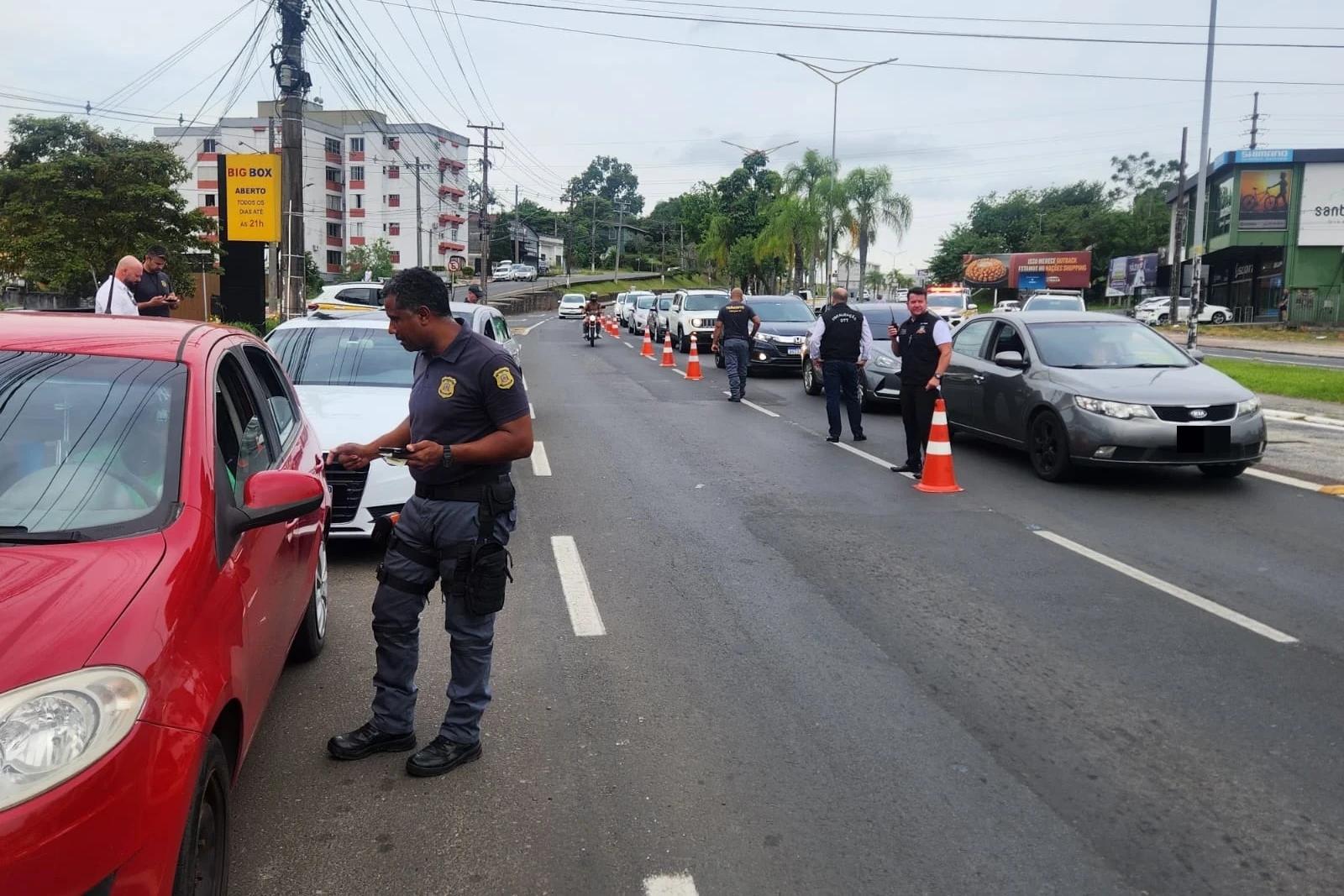 Mais de 30 carros com licenciamento atrasado são removidos em Criciúma