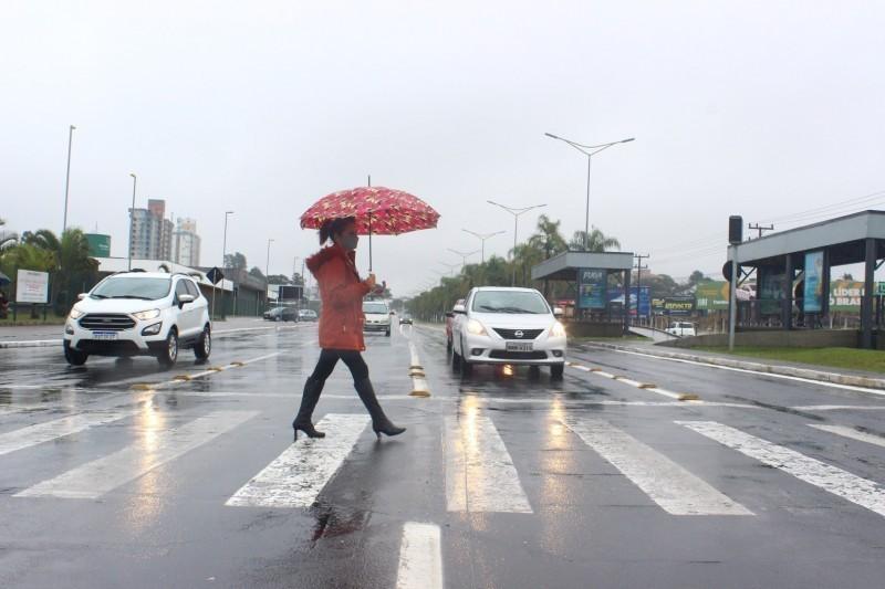 Defesa Civil de SC alerta para temporais com chuva intensa e volumosa entre a quinta e sábado
