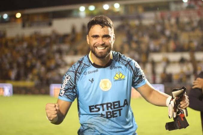 Goleiro Gustavo próximo do Juventude
