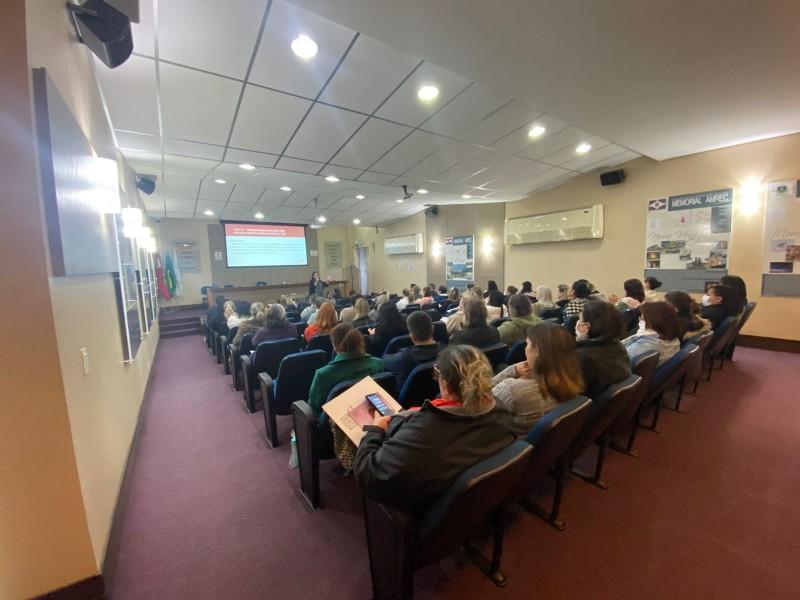 Equipes de enfermagem da Rede Municipal de Saúde recebem capacitação