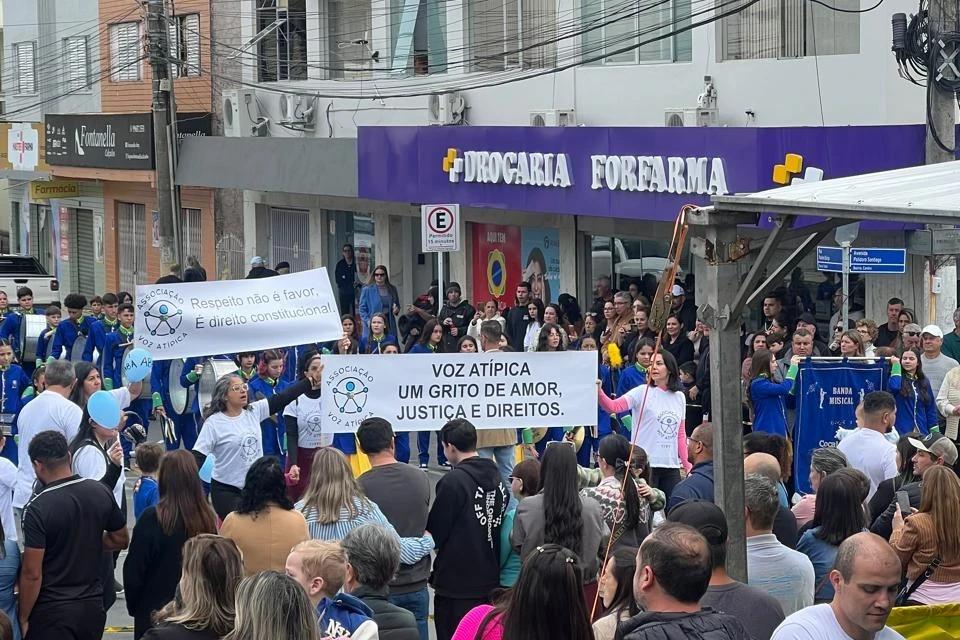 Cocal do Sul: famílias protestam contra corte de convênio para clínica que atende crianças autistas