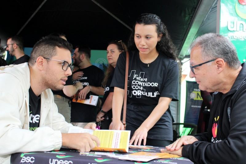 Acadêmicos de Ciências Contábeis da Unesc levam orientações à população