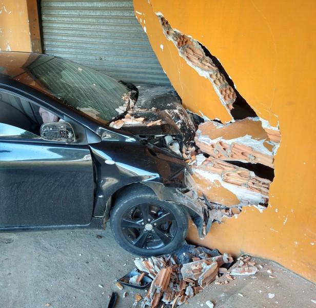 Após colisão entre veículos, motorista perde controle da direção e atinge estabelecimento comercial