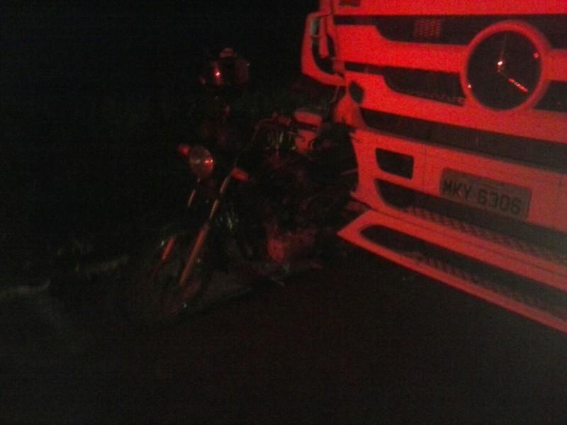 Colisão com carreta deixa jovens em motocicleta feridas
