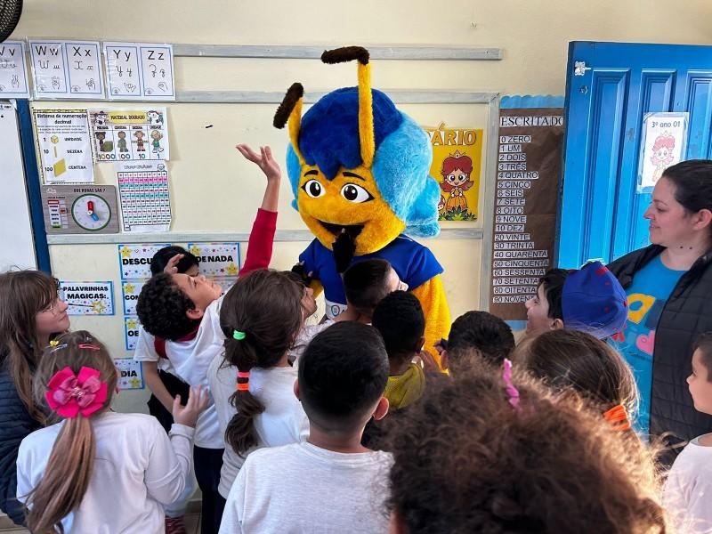 Acentra promove educação financeira e valores cooperativistas para mais de 220 estudantes em Tubarão