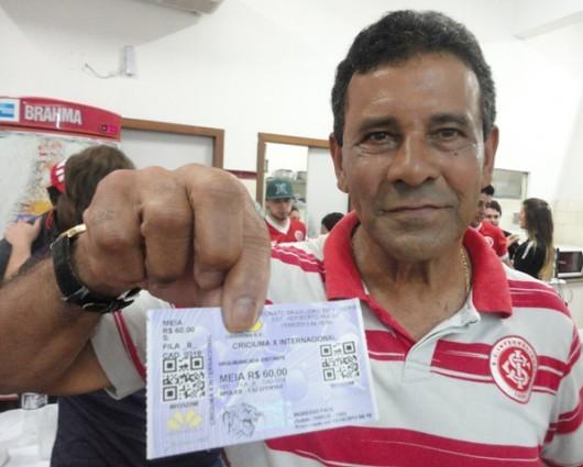  Valdomiro reforça torcida colorada no Majestoso