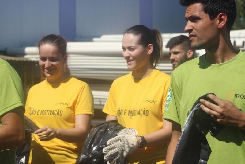 Colaboradores da Iron Metais passam por Sipat