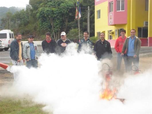 Vigilantes do Shopping Della treinados contra incêndios