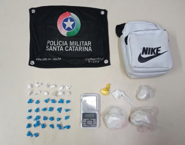 Adolescente tenta fugir de abordagem policial, mas acaba apreendido com maconha e crack em Criciúma 