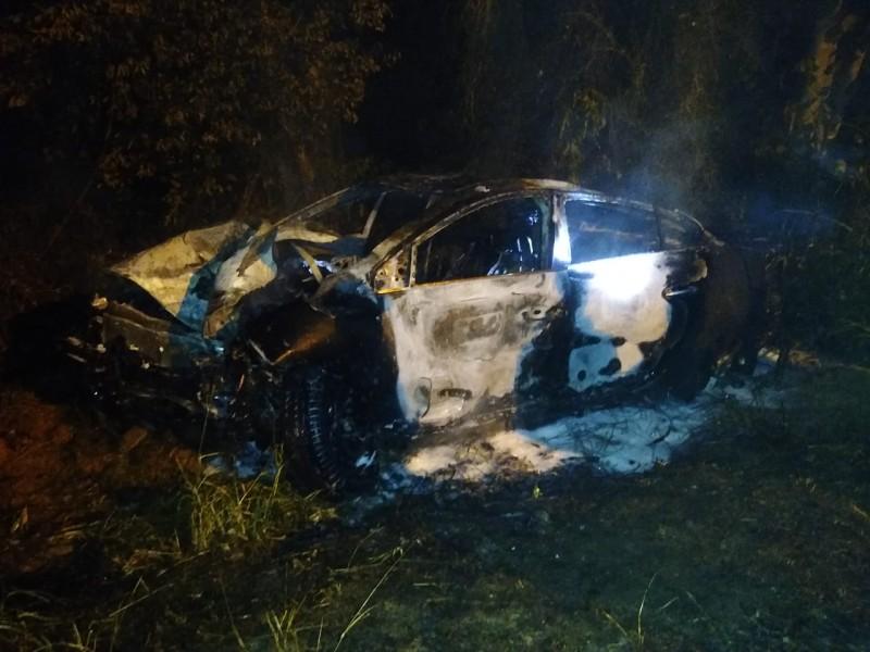 Após colisão em árvore, carro é destruído por incêndio em Nova Veneza