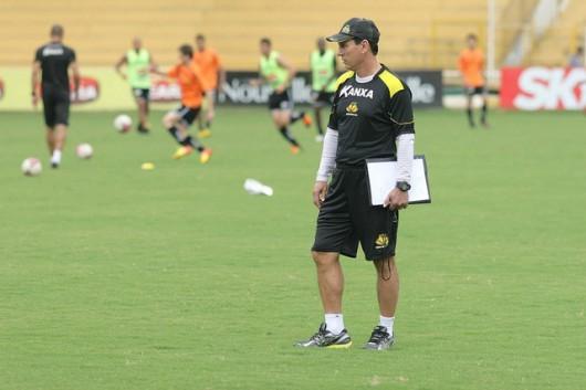 Departamento jurídico do Tigre garante Comelli na beira do gramado diante do Avaí