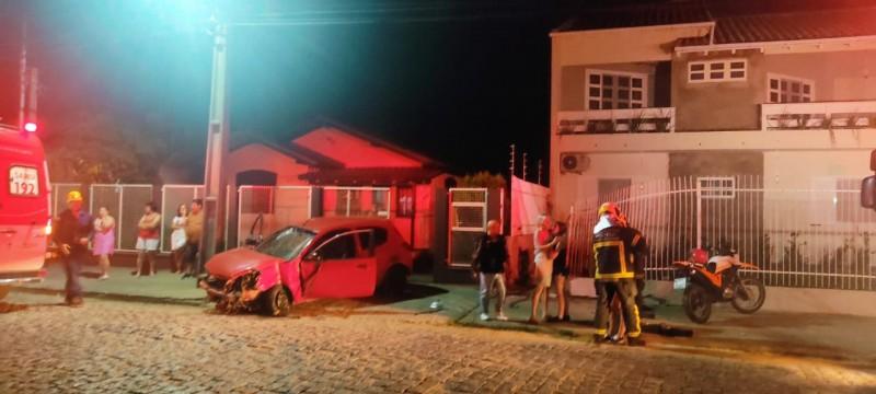 Capotamento seguido de colisão contra muro e poste deixa três pessoas feridas em Tubarão