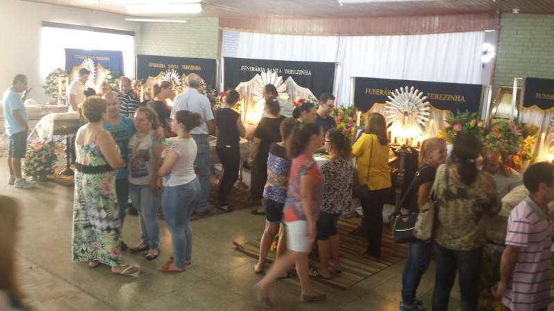 Velório das cinco vítimas de colisão comove região 