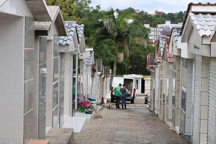 Governo Municipal prepara cemitério para dia de finados