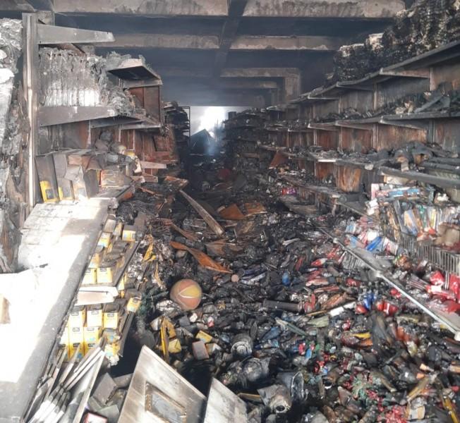 Imbituba: bombeiros combatem incêndio durante 11 horas em loja no Centro