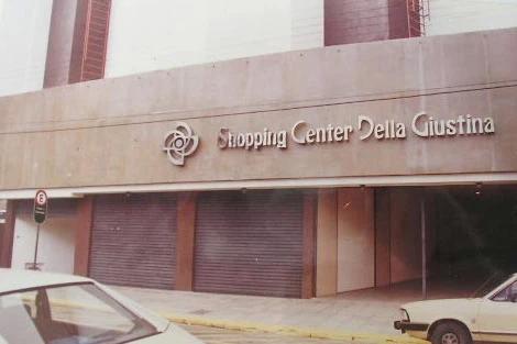 Shopping Della celebra 40 anos de história