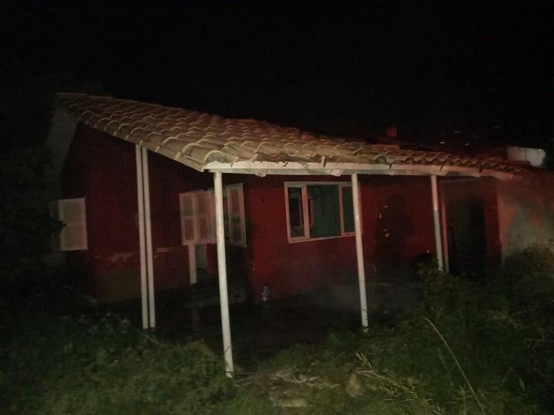 Casa de alvenaria é atingida por incêndio em Balneário Rincão 