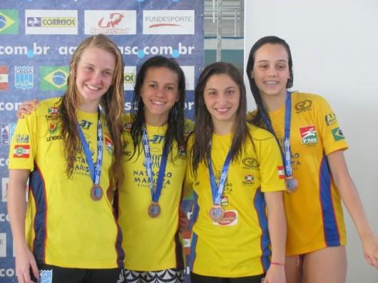 Fátima Laurindo vence 100m livre e bate recorde Estadual de Natação