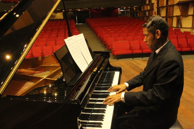 VÍDEO: Pianista há 30 anos, Cristiano busca oportunidade