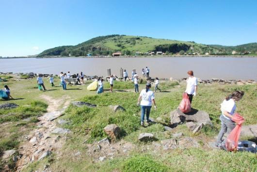 Semana da Água encerra com mutirão de limpeza nos Molhes de Laguna