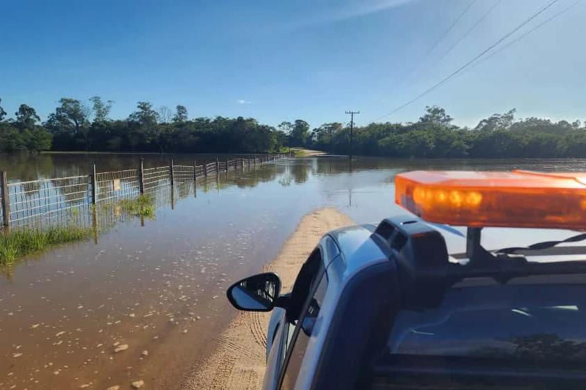 Transbordamento de rio interdita rodovia em Morro da Fumaça