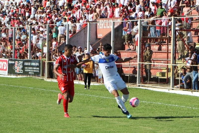 Atlético Tubarão e Hercílio Luz: árbitro relata em súmula agressões, ofensas e invasões  