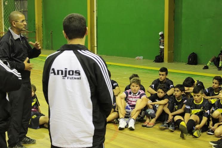 Alunos do Balneário Rincão recebem uniformes de futsal