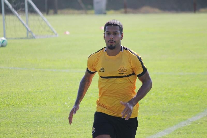 Criciúma anuncia renovação de contrato com o volante Rômulo