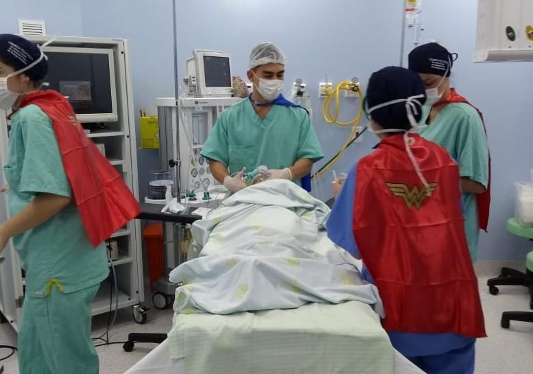 Médicos utilizam capas de super-heróis para realizar cirurgia no Hospital Materno Infantil 