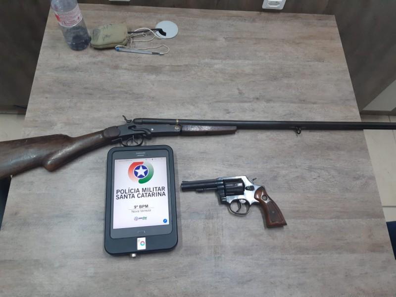 PM apreende armas de fogo e pássaros silvestres em Nova Veneza