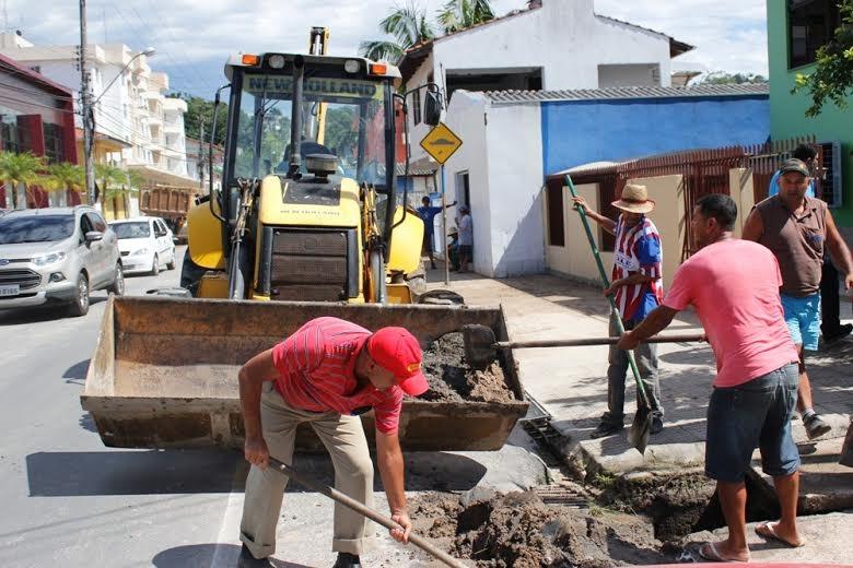 Equipes de limpeza trabalham após forte enxurrada em Criciúma