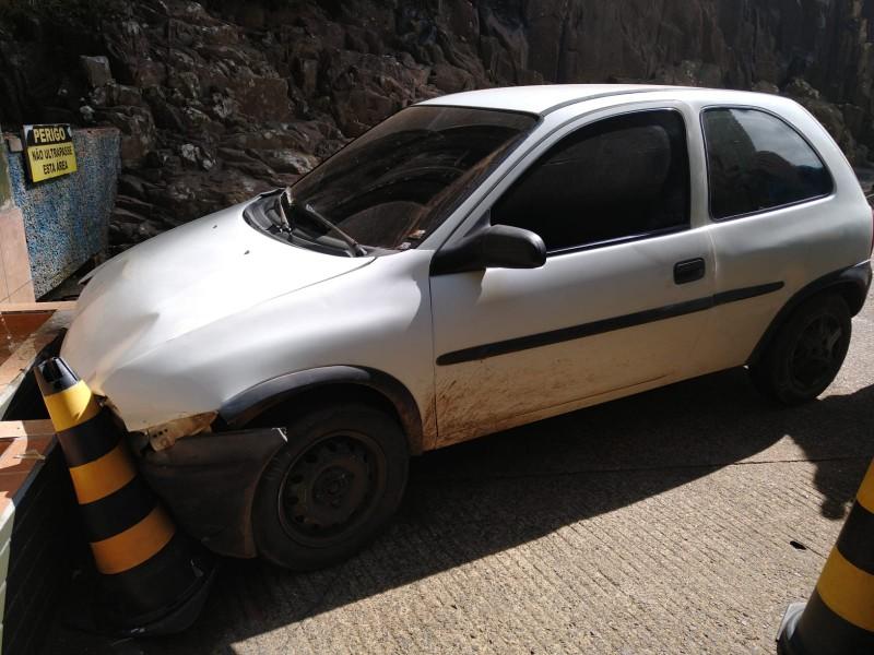 Carro fica sem freio e colide em mureta na Serra do Rio do Rastro
