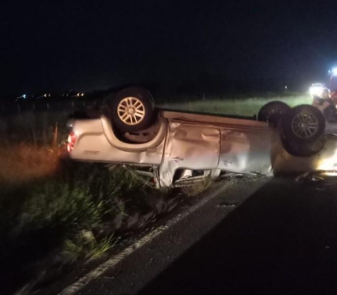 Após colisão com carro, caminhonete capota na BR-101 em Passo de Torres