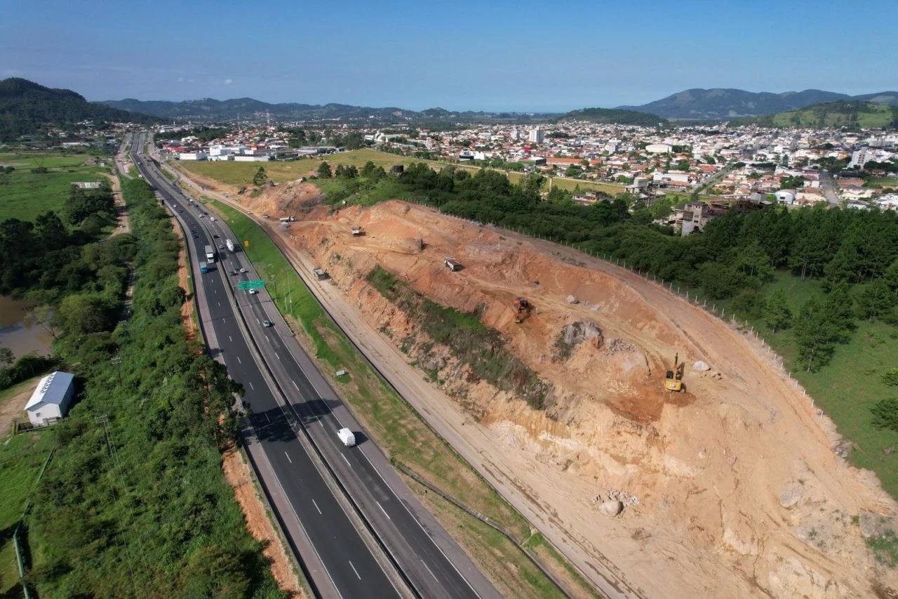 Trabalhos nas marginais da BR-101 avançam e exigem desvios de pistas