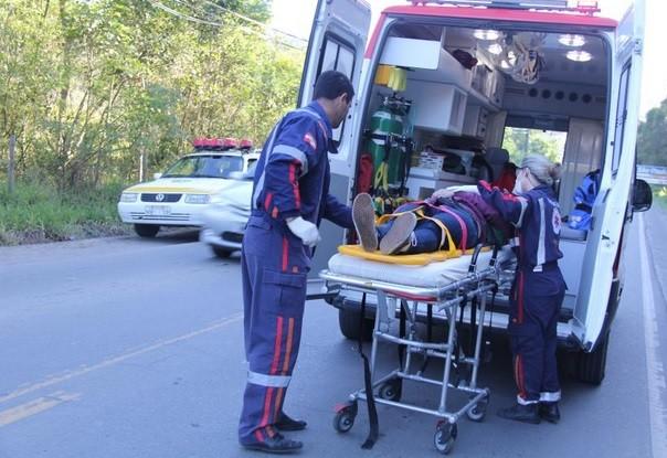 Jovem fica ferida ao cair de moto na SC-446