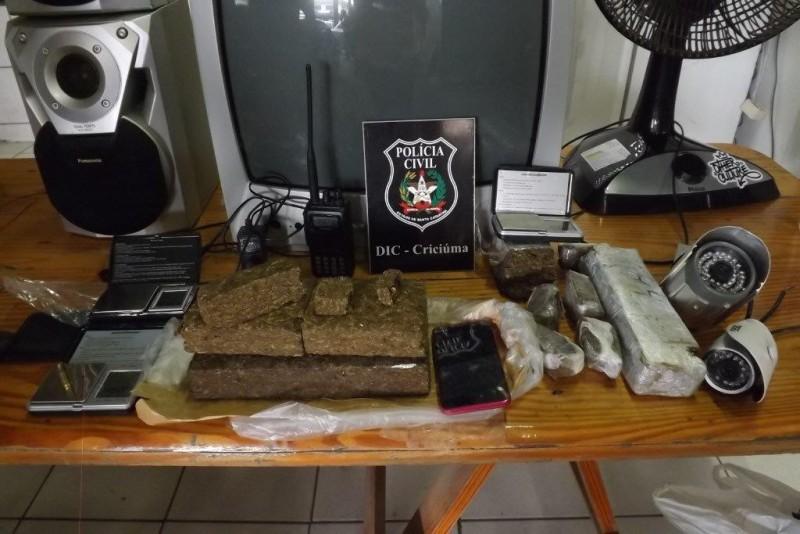 Jovens de 14 e 17 anos são detidos junto à apreensão de drogas 