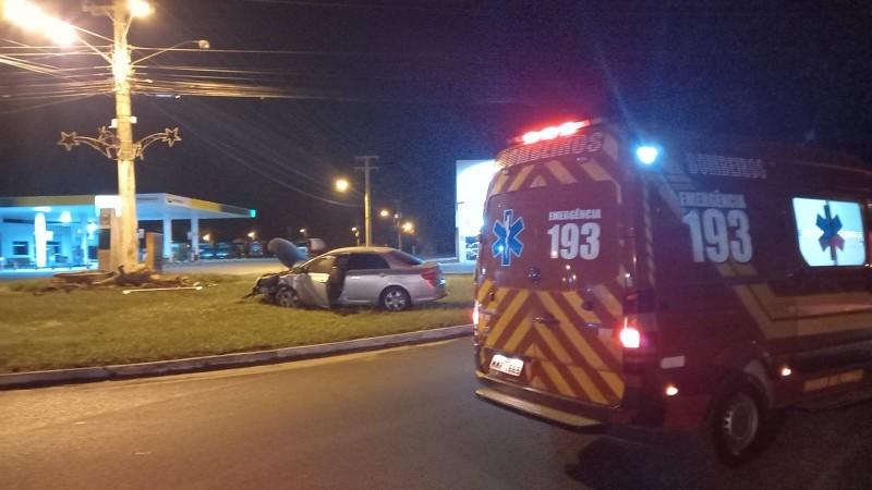 Motorista avança sobre rótula e colide carro contra monumento em Morro da Fumaça