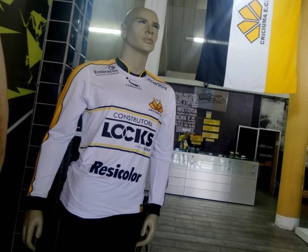 Criciúma lança camisa manga longa