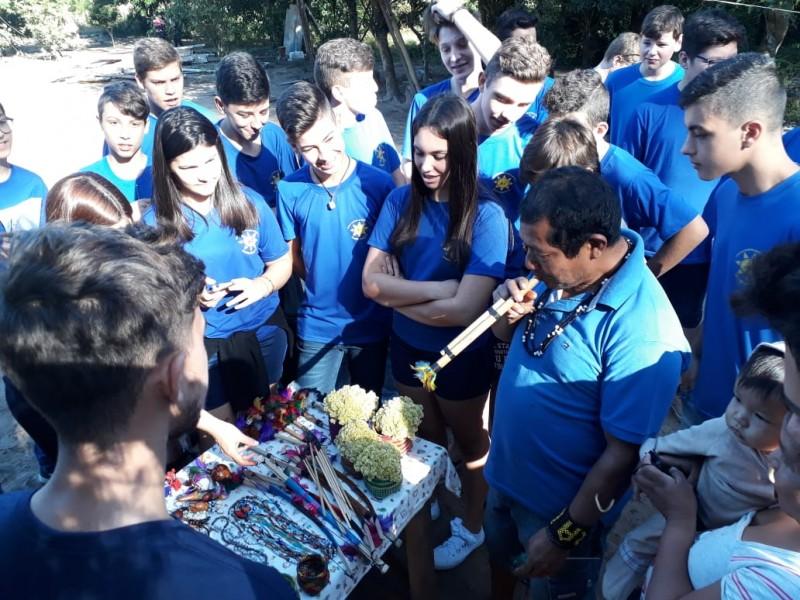 Alunos de Jacinto Machado fazem intercâmbio cultural com aldeia indígena