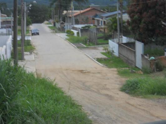 Moradores da rua Meleiro aguardam finalização da pavimentação