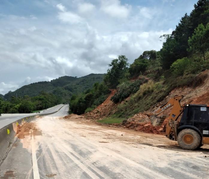Morro dos Cavalos: pista é parcialmente bloqueada após deslizamento de terra na BR-101