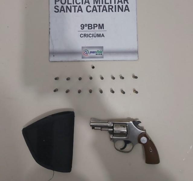 Flagrado com revólver, homem é preso em posto de combustível no Centro de Criciúma