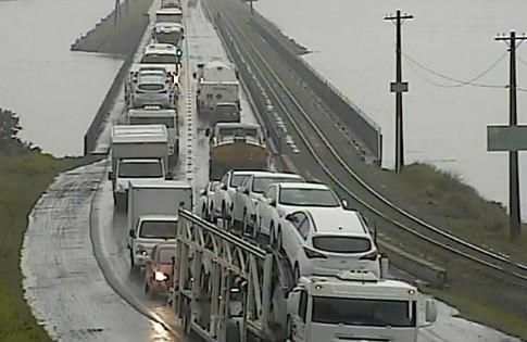 Contêiner tomba na BR-101 e fila se forma na região de Laguna